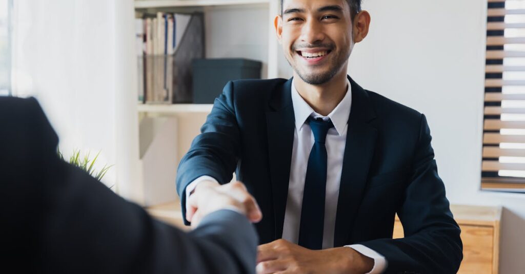 AIに何でも安心して質問できるシニアの笑顔の様子