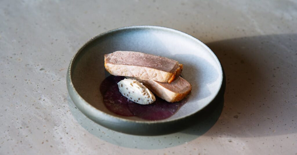 スマホで夕食のレシピをAIに相談しているシニア