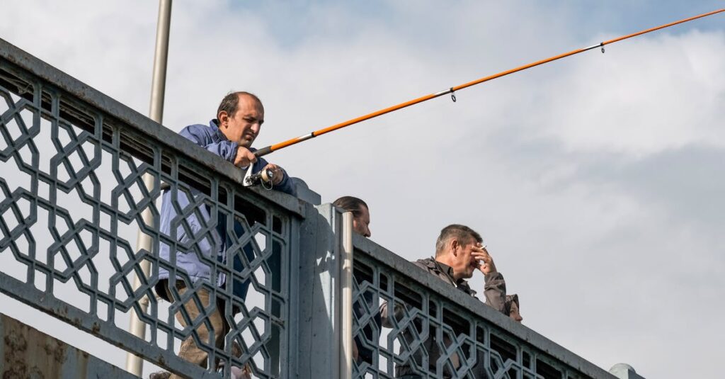 シニアがAIに趣味や旅行先の相談をしている場面