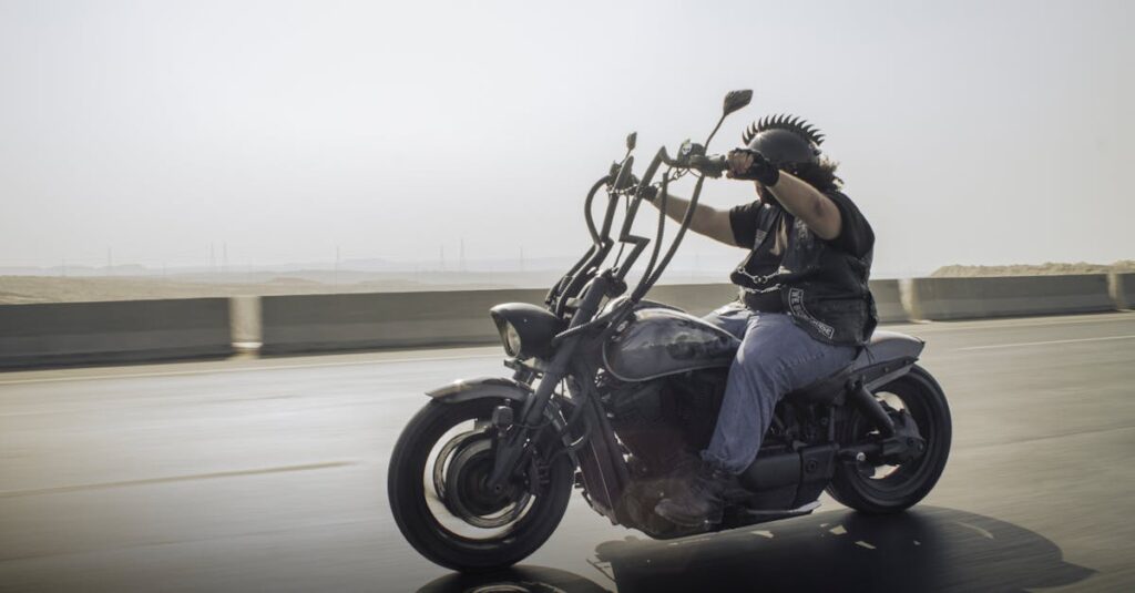 シニアがAIに趣味や旅行先の相談をしている場面