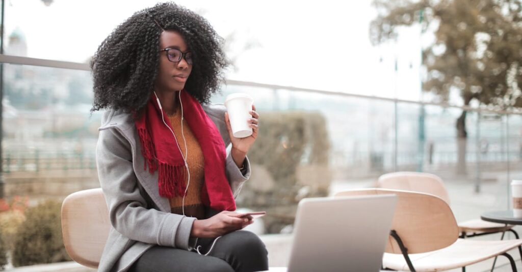 スマホのブラウザからChatGPTにアクセスしているシニアの様子