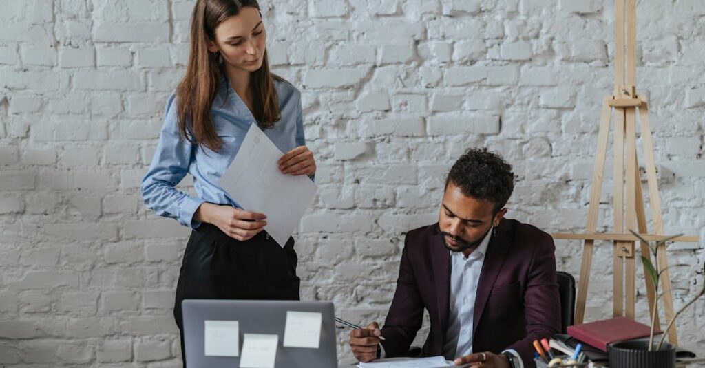 文章を考えるアシスタントとしてAIがシニアにアドバイスしているシーン