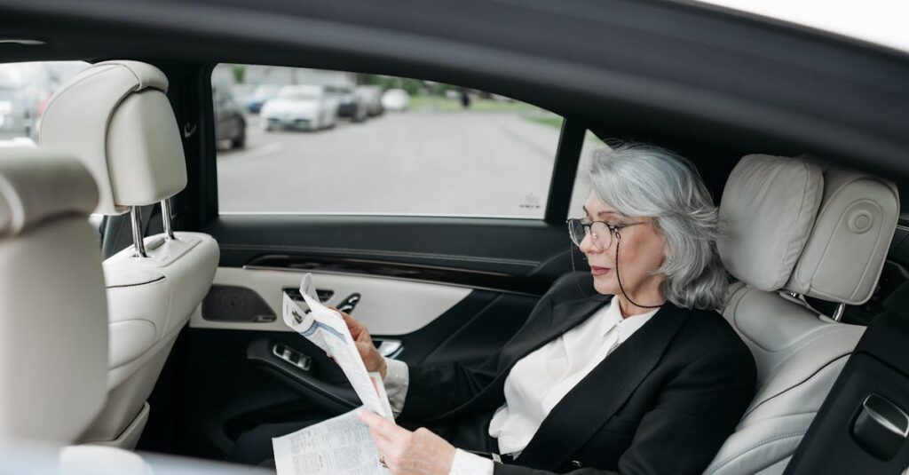 ChatGPTを使って自信をつけたシニアが微笑んでいる様子