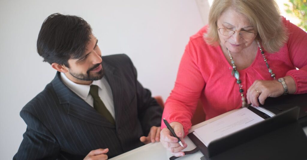 文章を考えるアシスタントとしてAIがシニアにアドバイスしているシーン