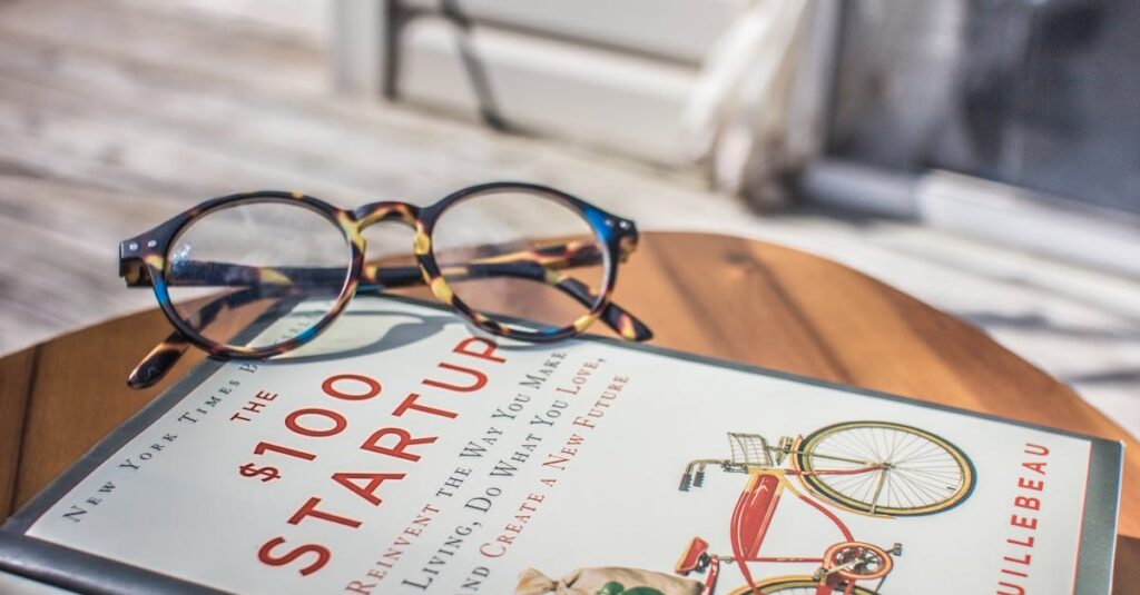 ChatGPTを使って自信をつけたシニアが微笑んでいる様子