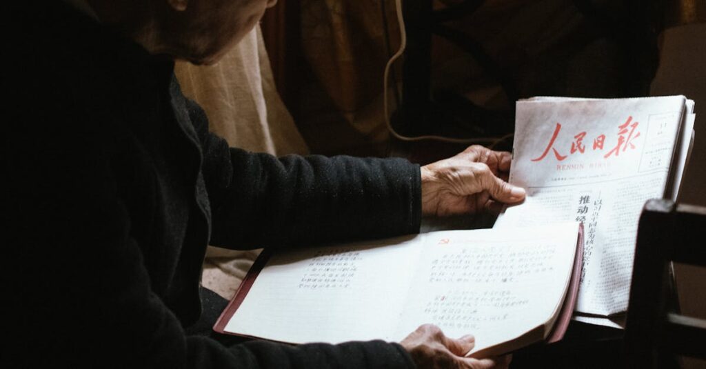 シニアブロガーが自分の体験をブログに書き加えている場面