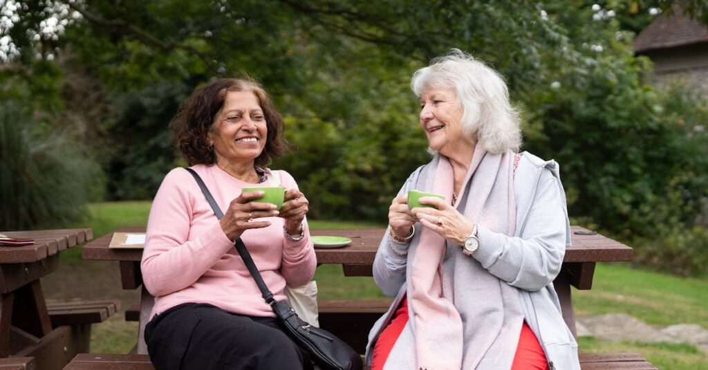 シニアがスマホでChatGPTにブログ構成を頼んでいる場面