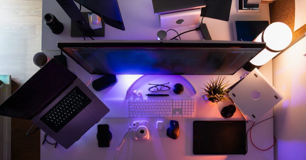 AIが生成したブログ草稿をシニアがタブレットで編集している様子