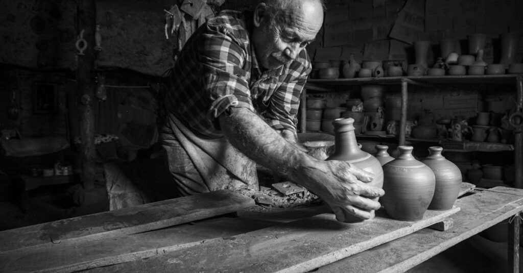 シニアが自宅で手作り作品をスマホで撮影してオンライン出品している様子