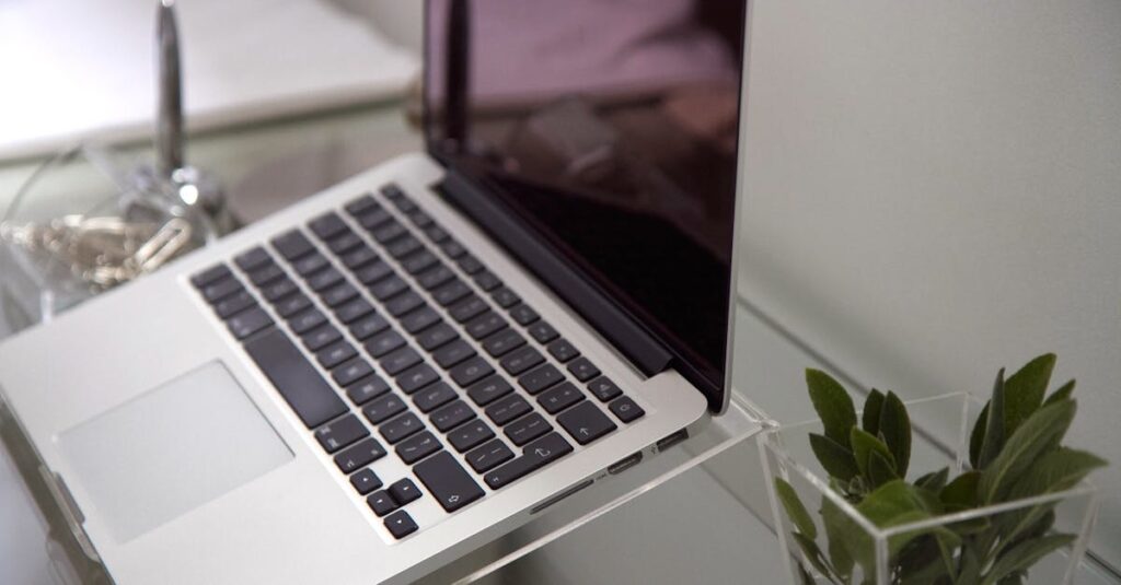 困った時に何でもChatGPTに質問しているシニアの様子