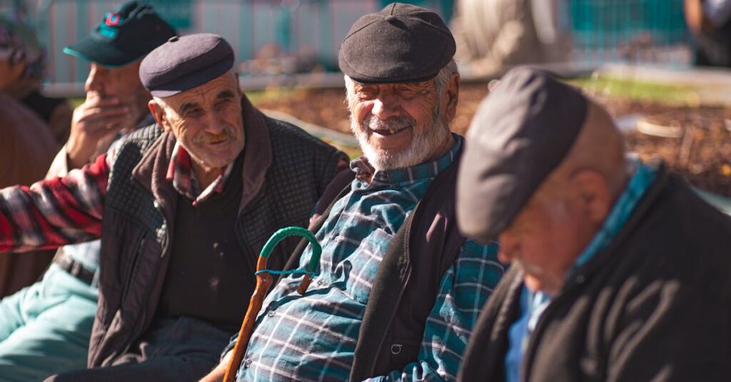 AIに対して少し不安そうな表情のシニアがスマホを見ている様子