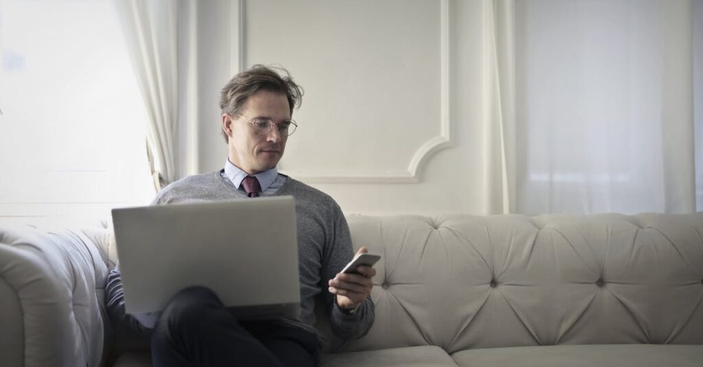 スマホのブラウザからChatGPTにアクセスしているシニアの様子