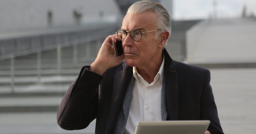 シニアがスマホでAIを使ってブログ記事を書き始めている様子