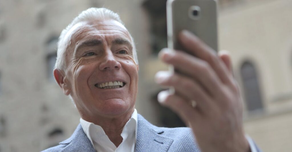 シニアがChatGPTを使ってブログを書いて嬉しそうにしている様子