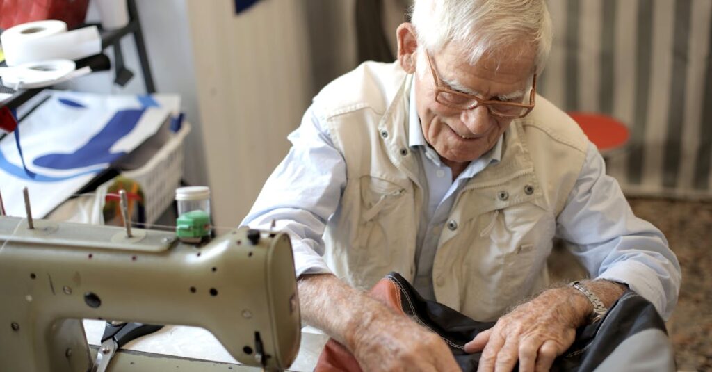 シニアが自宅で手作り作品をスマホで撮影してオンライン出品している様子