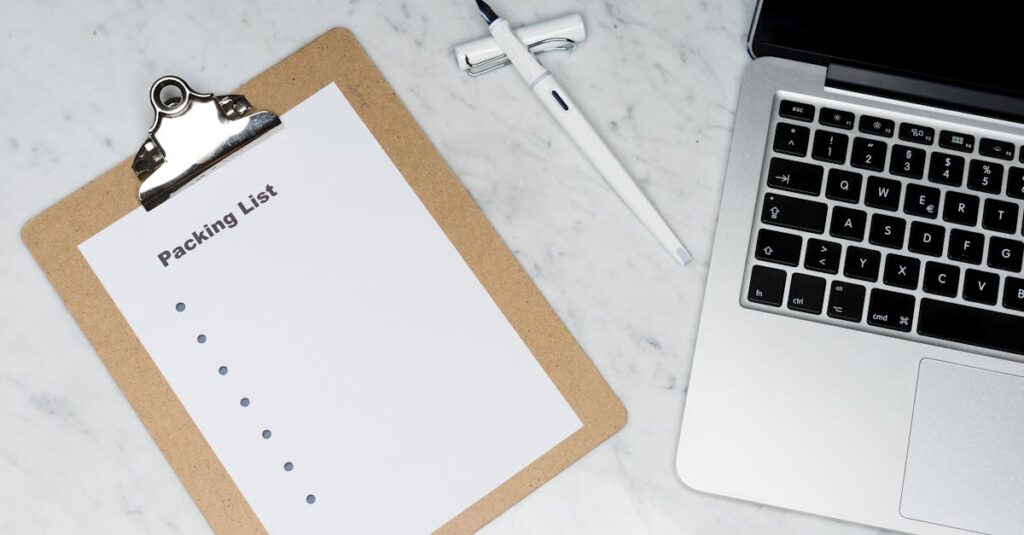 シニアがブログ読者を想像しながら記事を書いている様子