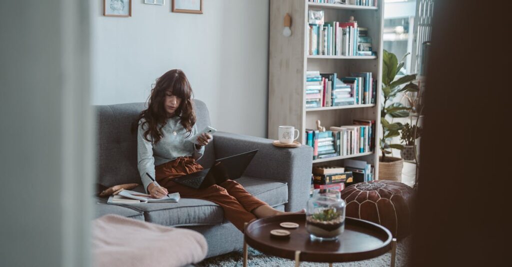 シニアがブログ読者を想像しながら記事を書いている様子