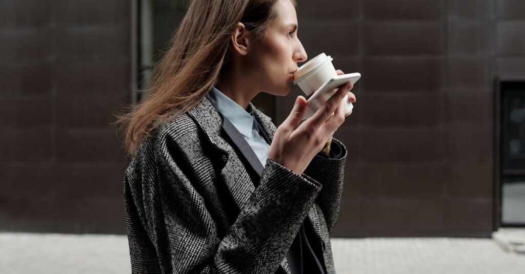 在宅副業で毎日少しずつ作業を進めて成果を感じているシニア男性