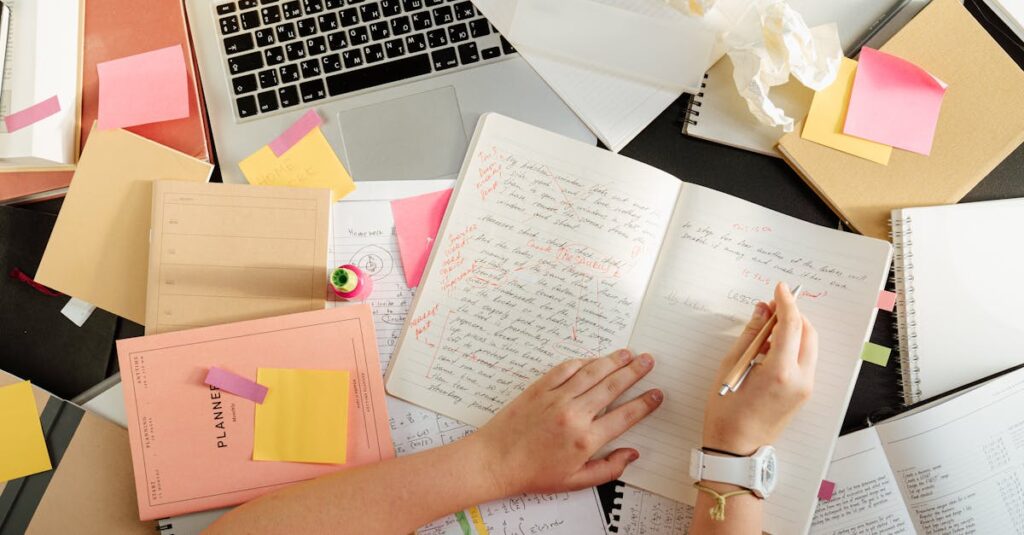 シニアがChatGPTの出したブログ見出しをスマホで編集している様子