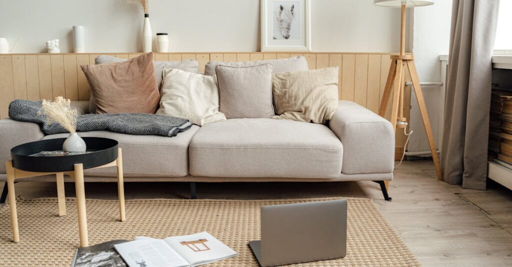 シニアが在宅で副業を始めようかと考えている様子