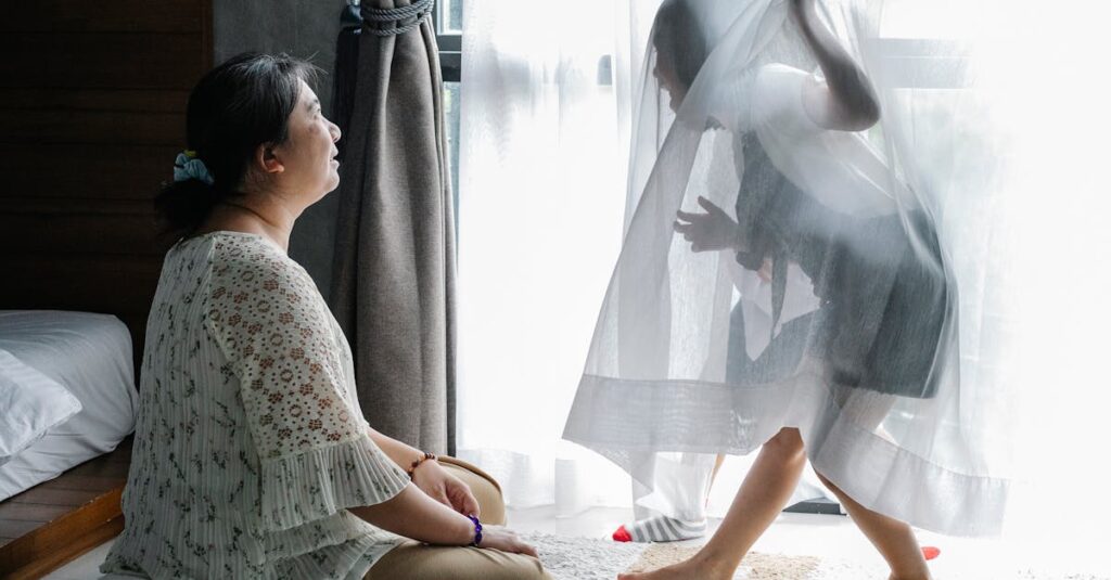 在宅副業で成果を出して孫に褒められて喜んでいるシニア女性