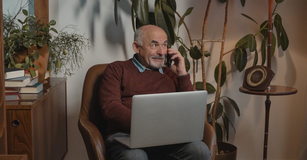 シニアが自宅でパソコンを使って副業をしているリラックスした様子