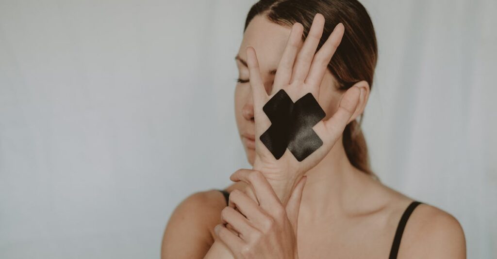 個人情報をAIに入力しないよう注意するシニアの様子