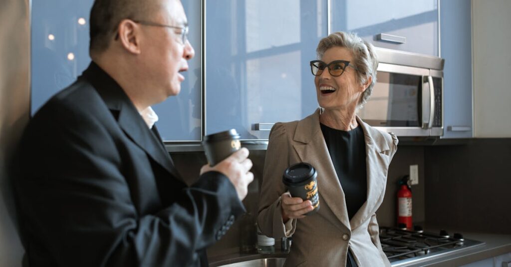 在宅副業中に休憩をとって健康に配慮しているシニアの様子