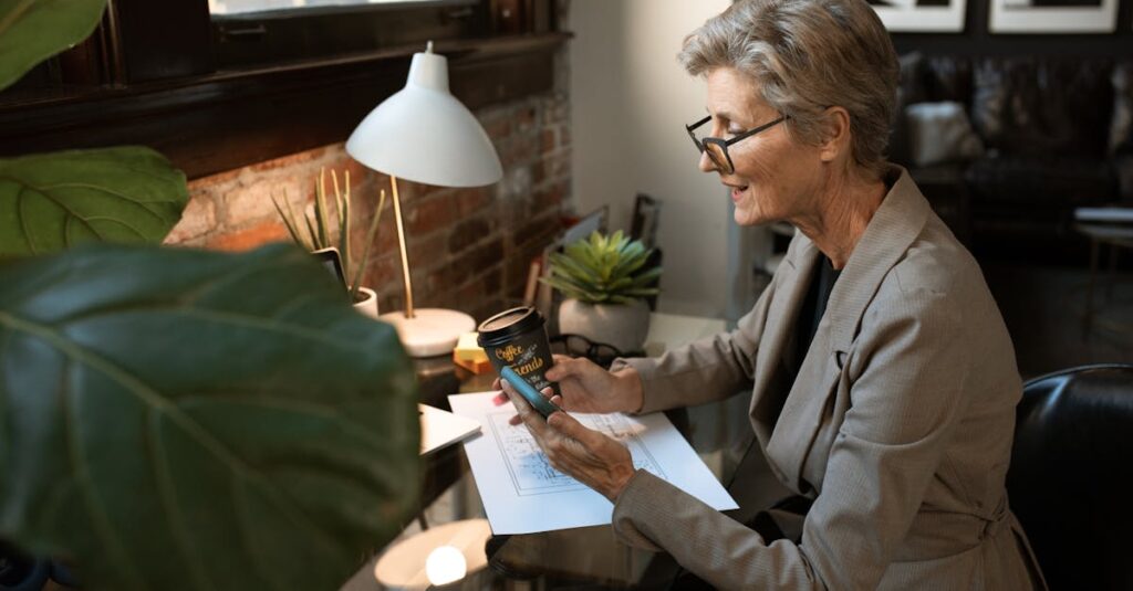 シニアがスマホを使って在宅副業を始めている様子