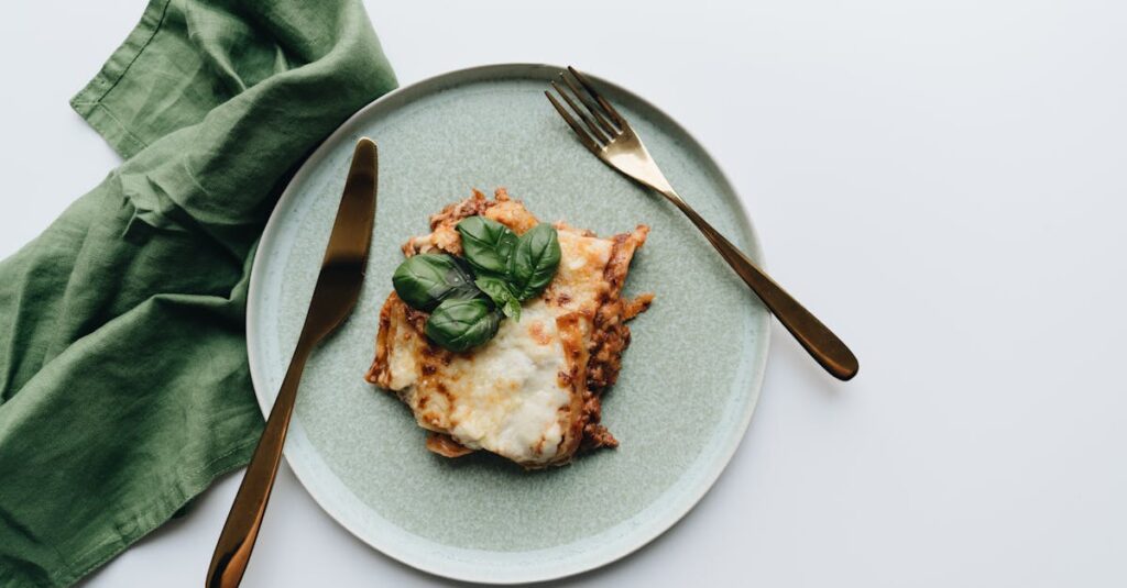 スマホで夕食のレシピをAIに相談しているシニア