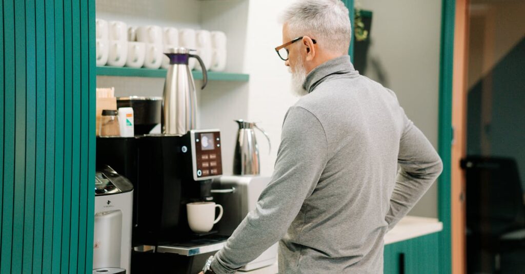 在宅副業中に休憩をとって健康に配慮しているシニアの様子