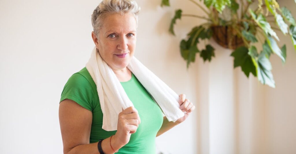 ブログ投稿を終えて自信に満ちているシニアの姿