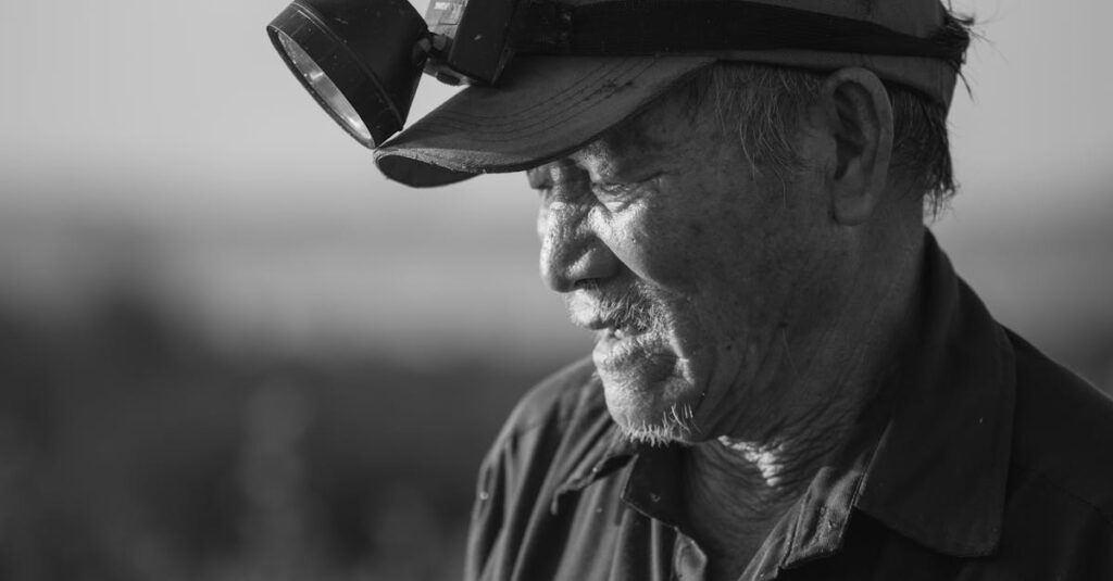 シニアブロガーがAIツールを使いながら記事を書いている様子