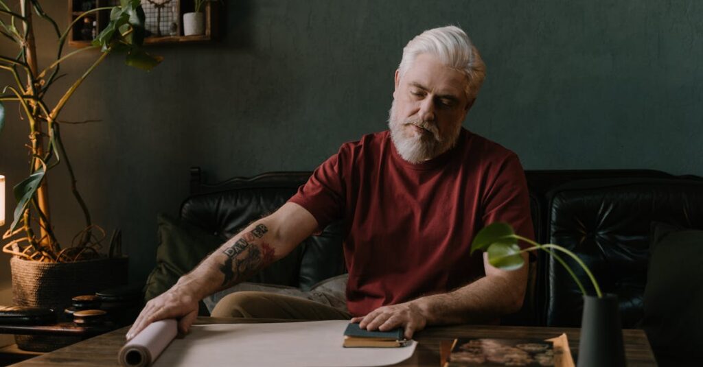 在宅副業収入の申告についてパソコンで確認しているシニア