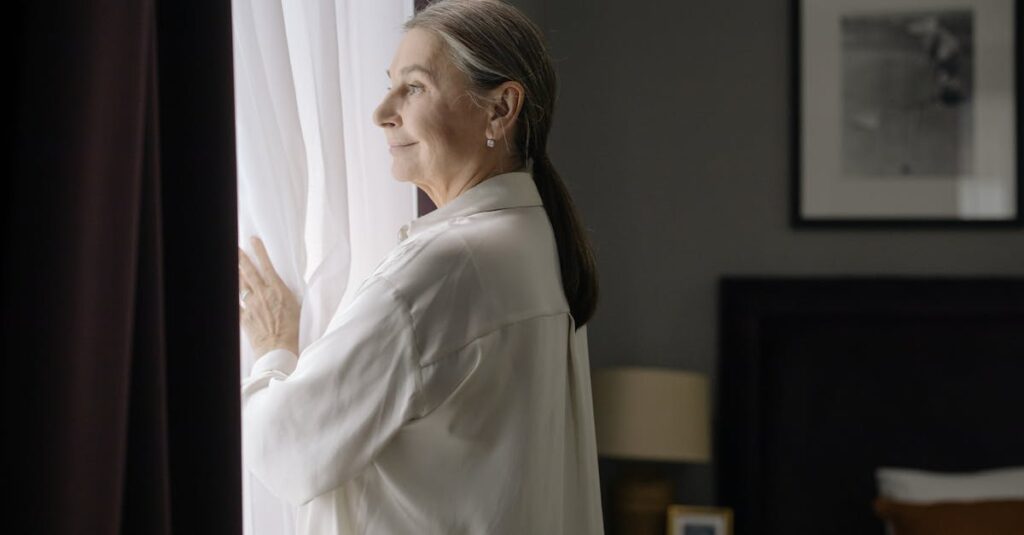 人に聞けない疑問をChatGPTにそっと相談するシニアの姿