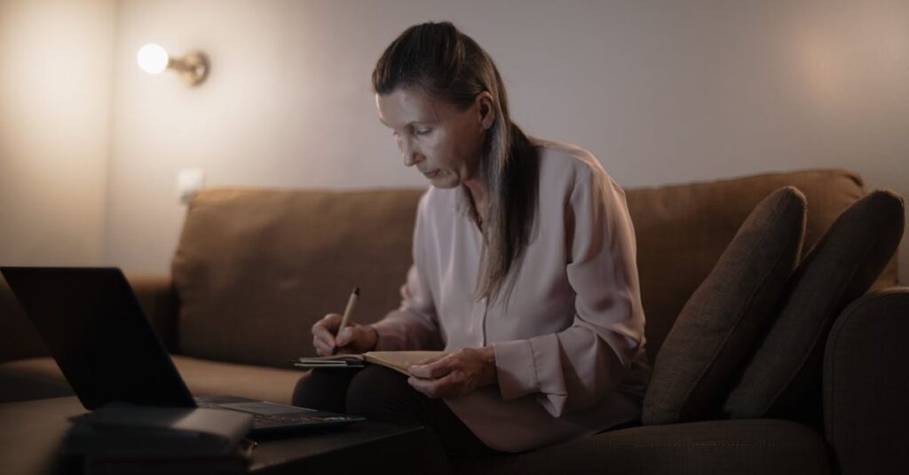 AIツールの使い方に徐々に慣れていくシニアの様子