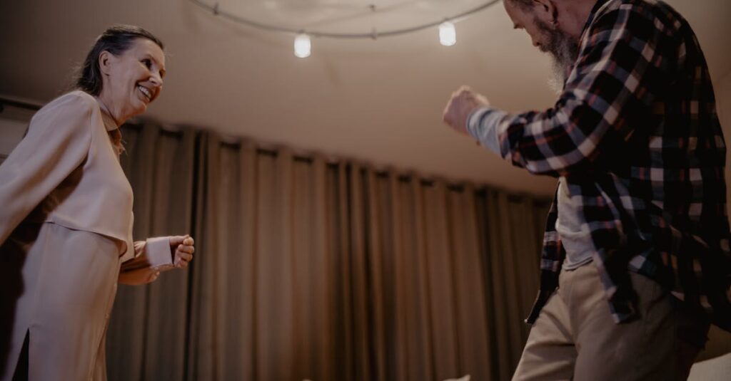 シニアがChatGPTを使ってブログを書いて嬉しそうにしている様子