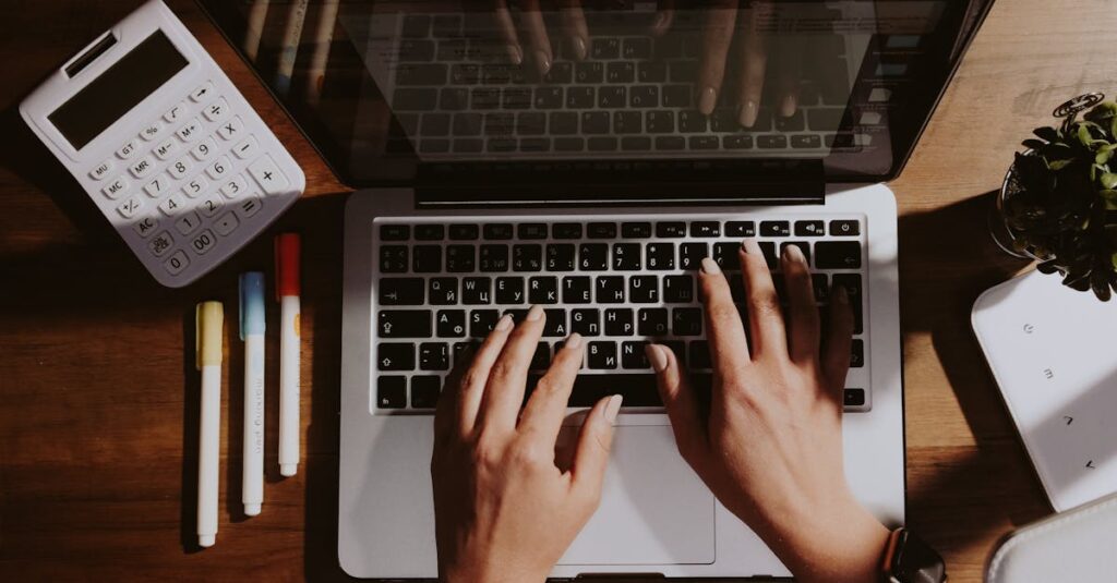 シニアが自宅でパソコンを使ってデータ入力副業をしている様子