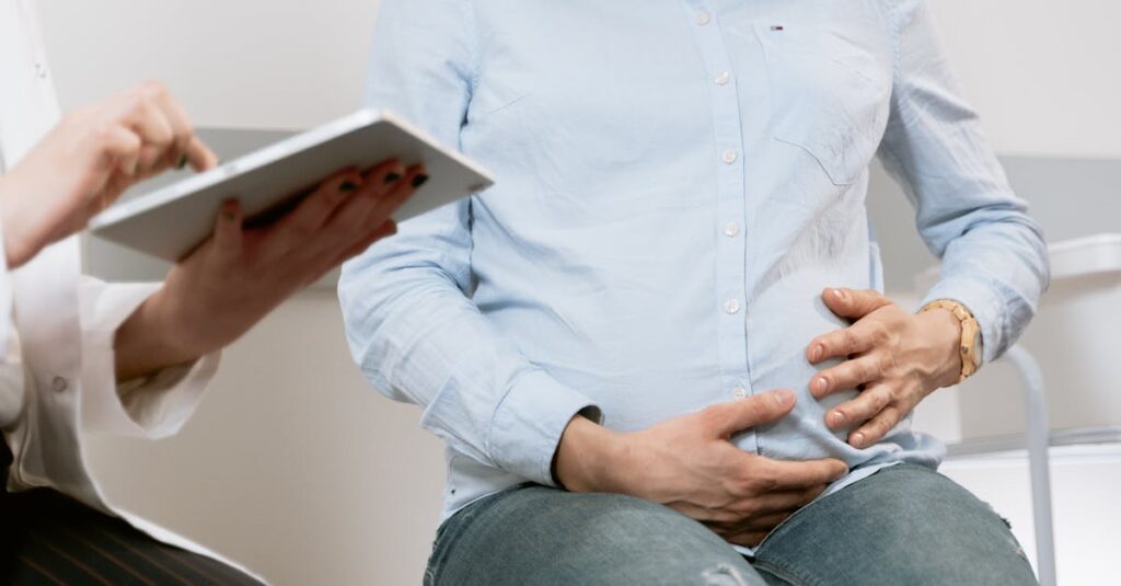 体調の相談をスマホのAIにしているシニア