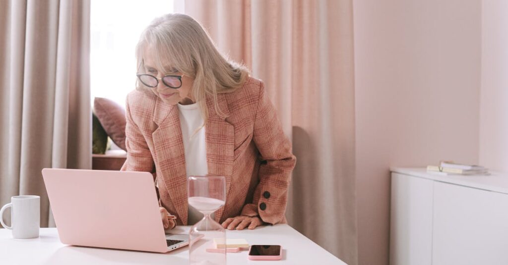 在宅副業が習慣になって毎日少しずつ取り組んでいるシニアの様子