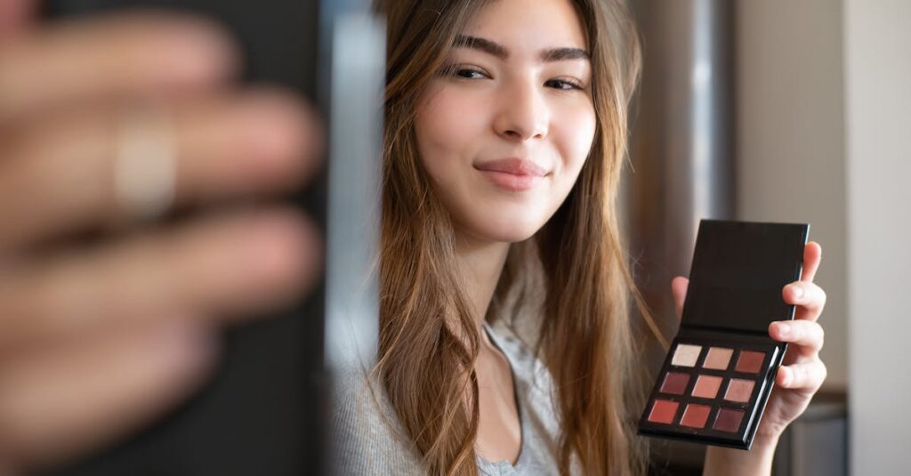 シニアがスマホやノートでブログキーワードを探している様子