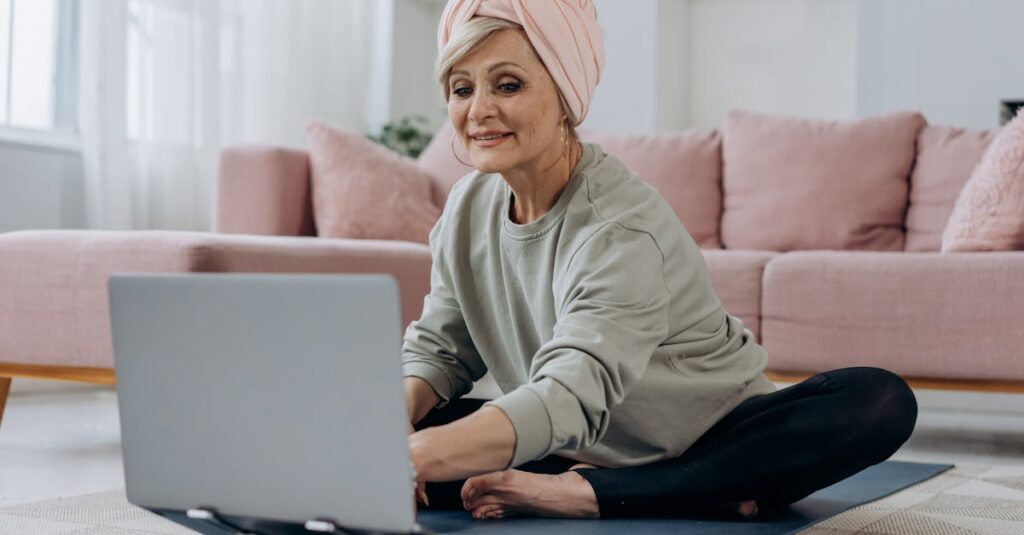 シニアが自宅でパソコン・タブレットを使ってオンライン講師をしている様子