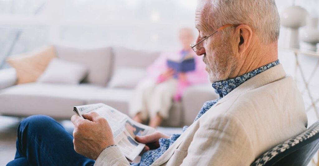 シニアが在宅で1日30分だけ副業をしている様子