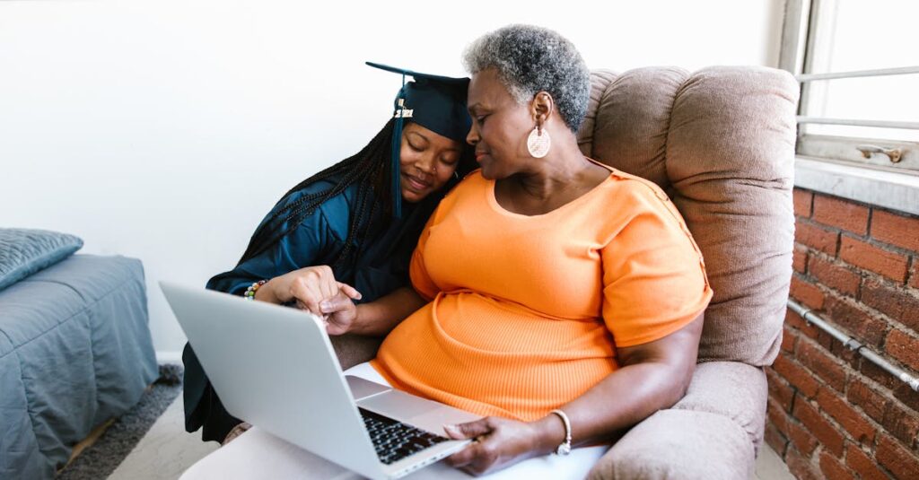 在宅副業で成果を出して孫に褒められて喜んでいるシニア女性