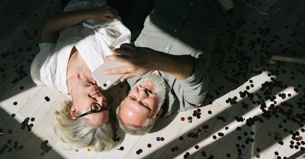 在宅で書いたブログ記事をスマホで公開して喜んでいるシニア