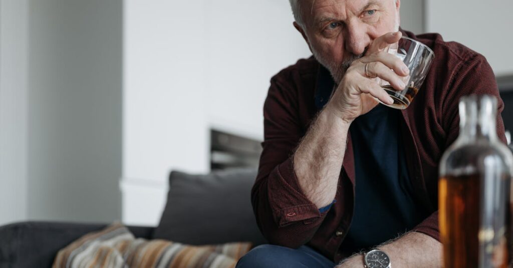 ひとり暮らしのシニアがAIと会話して安心している様子