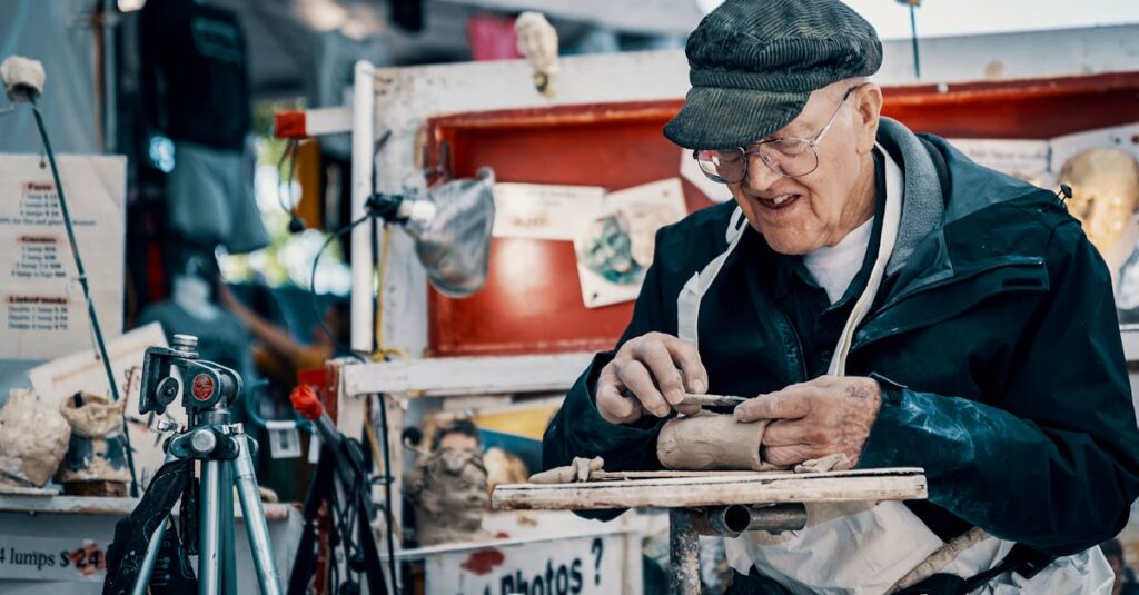 シニアブロガーがAIツールを使いながら記事を書いている様子