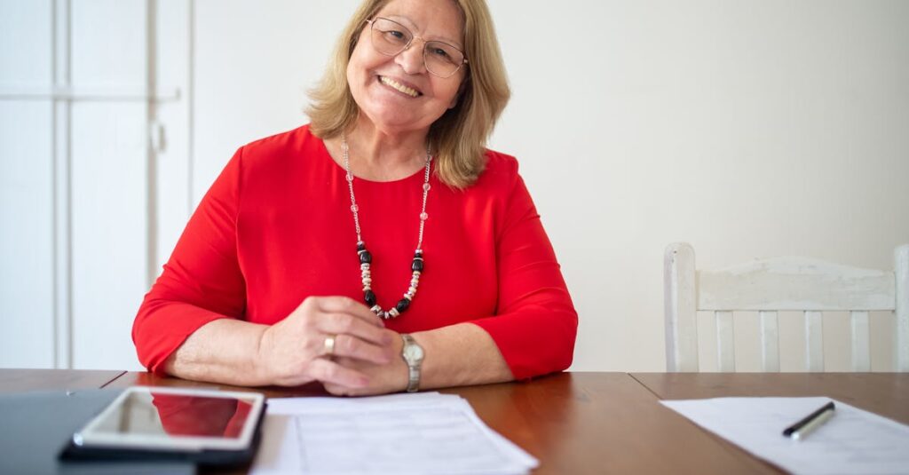 シニアブロガーが自分の体験をブログに書き加えている場面