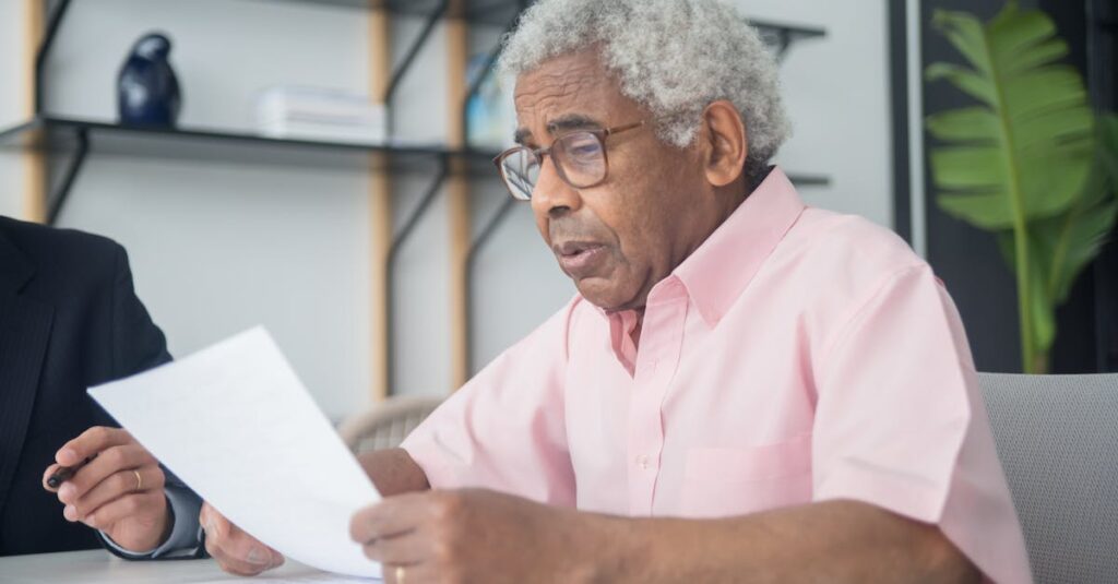 シニアがこれまでの経験を活かして在宅副業をしている様子