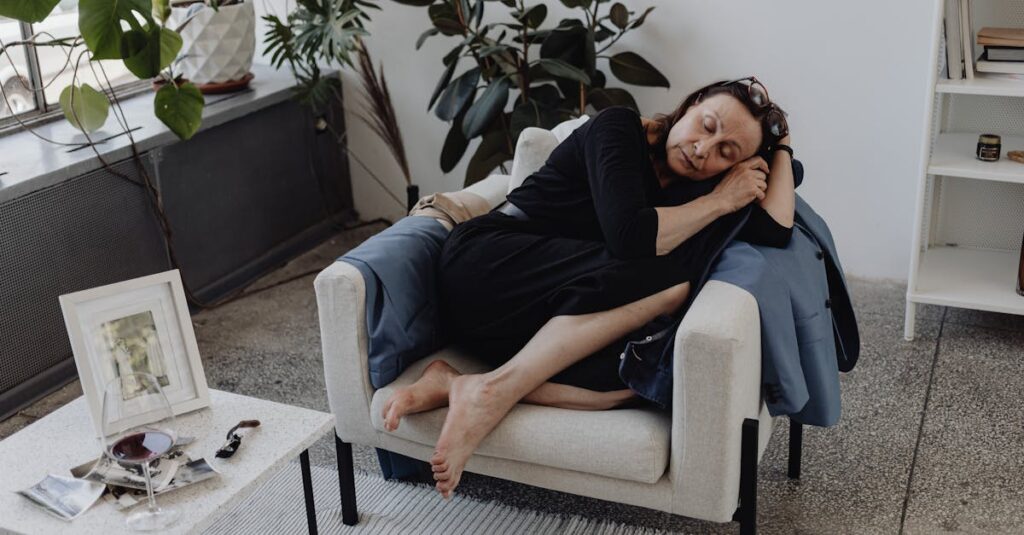 ひとり暮らしのシニアがAIと会話して安心している様子